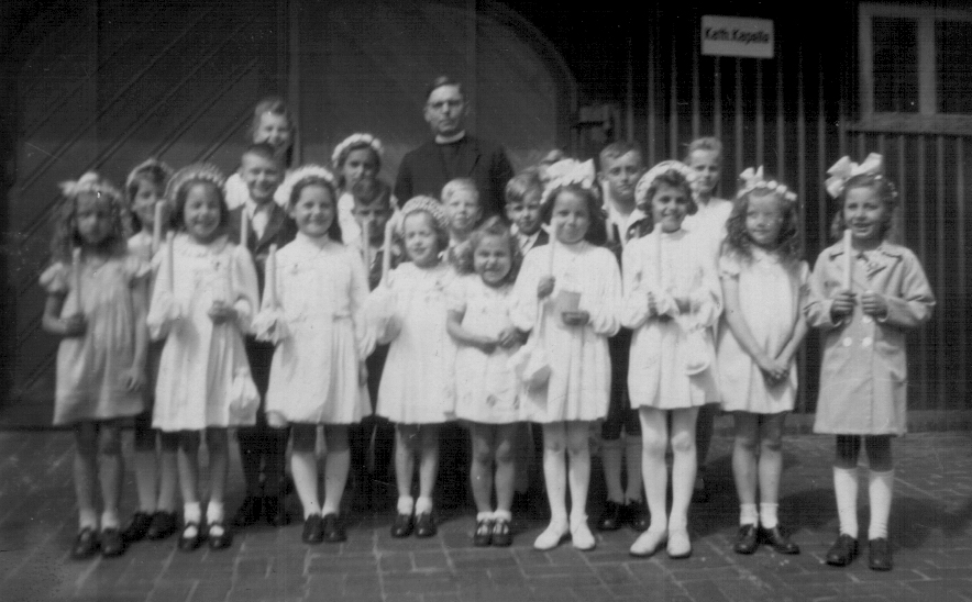 Pastor Hardt mit den Erstkommunionkindern 1944 in Rotenburg